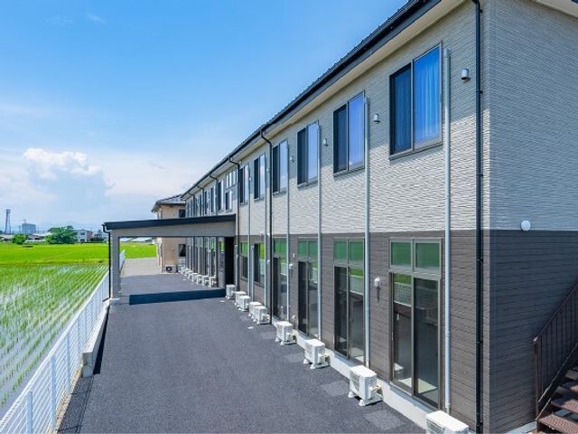 施設の清潔な外観 外観 広々とした閑静な環境に位置する施設です。ゆとりのある敷地と整った外壁が、明るい印象を与えます。