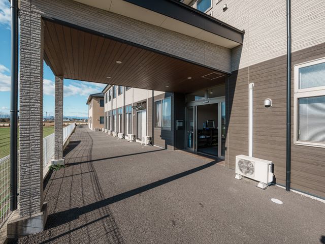 広々とした通路 外観 建物のエントランスは広々としており、自然光が心地よい空間を作っています。