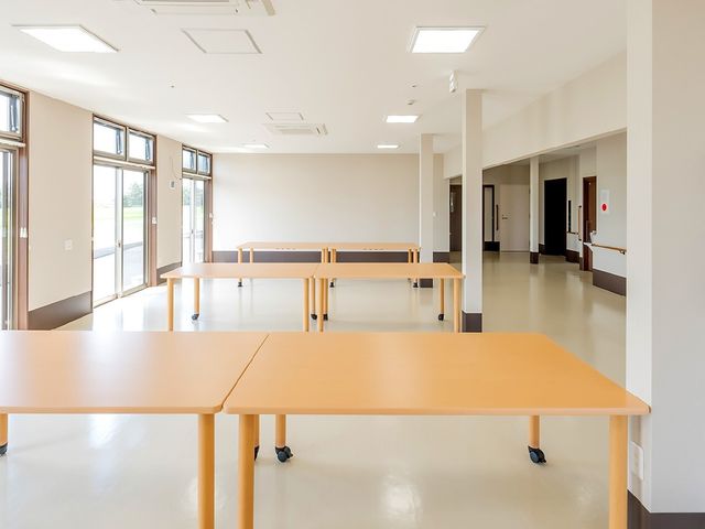 多目的室の明るい空間 ホール ゆったりとした空間の多目的室です。日中の自然光が差し込む、広々とした場所でゆっくり過ごせます。