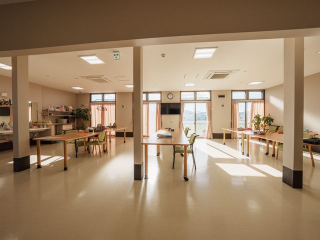自然光あふれる部屋 ラウンジ 広々としたラウンジでは、自然光がたっぷり入り、快適な休憩やリラックスが楽しめます。