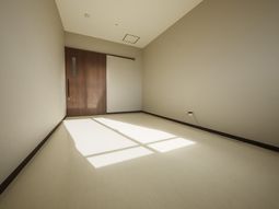 窓から自然光が差し込む居室