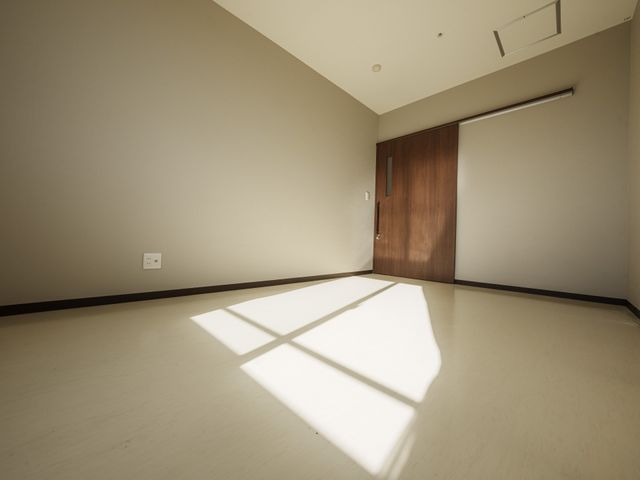日当たり良好な部屋 居室 広々とした空間が特色の日当たりの良い部屋です。自然光がたっぷりと差し込み、快適な場所となっています。