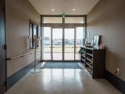 明るい出入口の廊下