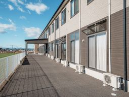 窓が並ぶ建物外観
