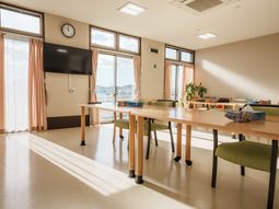 自然光が入る明るい部屋