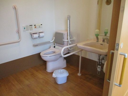 手すり完備のトイレ空間
