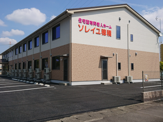 新築そうな外観の建物