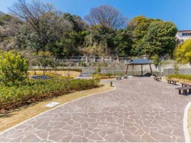 ゆったりした庭園 庭 広々とした庭園があり、自然を感じながらリラックスできる空間です。散歩や休憩に最適です。