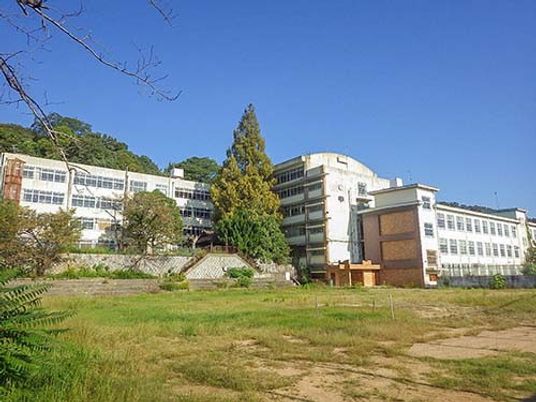 建物と広い庭の外観  