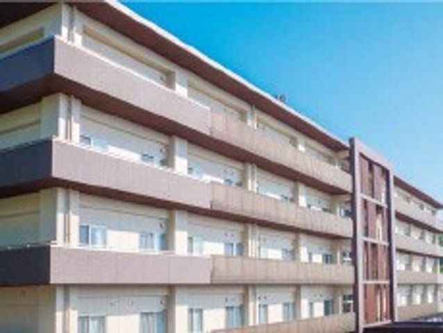 青空の下の建物外観 外観 青空の下に広がる建物は、明るく開放的な雰囲気です。外観はモダンなデザインとなっています。