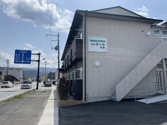 施設の外観と道路沿いの様子  