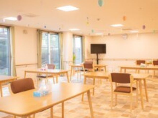快適な食堂の職場環境 食堂 広々とした食堂でのお仕事。温かい空間で利用者様の食事サポートを行います。