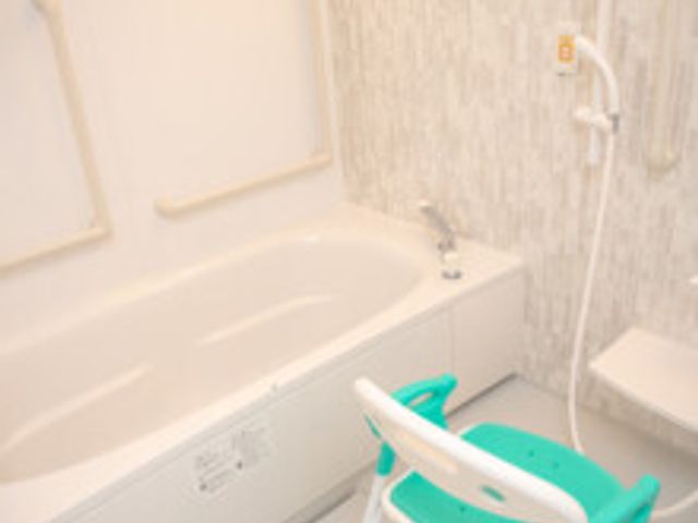快適な介護浴室 浴室 快適な環境での介護支援を望む方へ。備え付けられたサポートチェアと共に、利用者様のケアが行える清潔な浴室です。