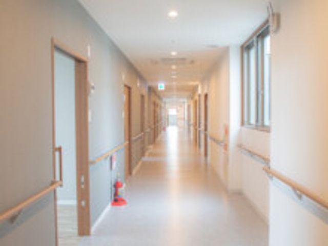 手摺付きの施設内廊下 廊下 すべり止めの手摺が設置された廊下です。安全で働きやすい環境を心掛けています。