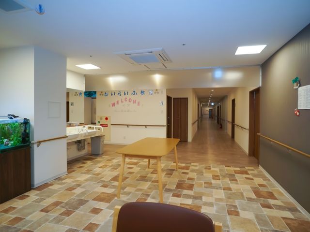 明るく清潔な共有エリアの様子 共有スペース 清潔感溢れる共有スペースで、充実した仕事環境を提供しております。