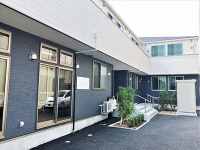 落ち着いた色の施設外観