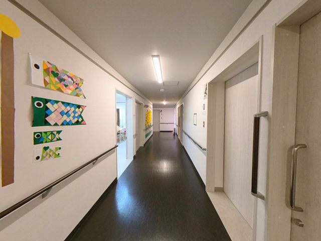 廊下の明るい様子 廊下 壁には色とりどりのアートが飾られた廊下です。ゆったりとした通路は、誰もが安心して歩ける設計になっています。