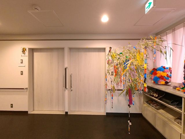 明るい廊下の端 廊下 広々として明るい廊下の様子です。壁に飾られた季節感のある装飾が心温まる空間を演出しています。