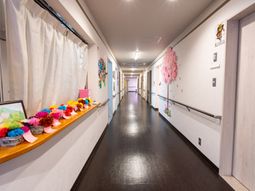 多彩な壁飾りの廊下
