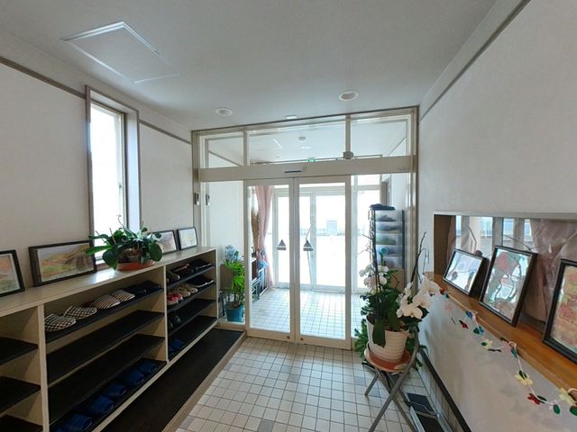 明るいエントランスの風景 エントランス ゆったりとしたエントランスは、日差しをたくさん取り込む設計になっており、さわやかな印象を与えます。