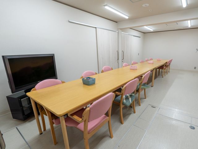 居心地の良いダイニング ダイニングルーム 広々とした明るいダイニングルームです。食卓にピンクの椅子が並び、コミュニケーションの場を提供します。