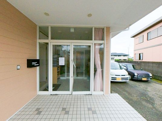 訪れる人を迎えるエントランス