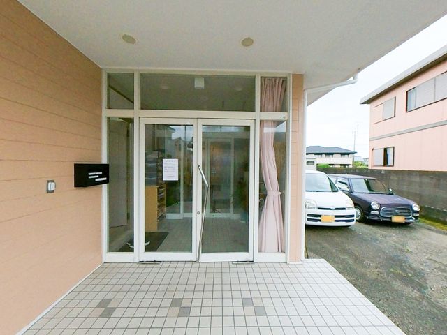 訪れる人を迎えるエントランス エントランス 明るく開放感のある入口は、訪れる方々を優しく迎え入れます。車椅子の方も安心して出入り可能です。