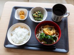 温かい食事が並ぶ食堂