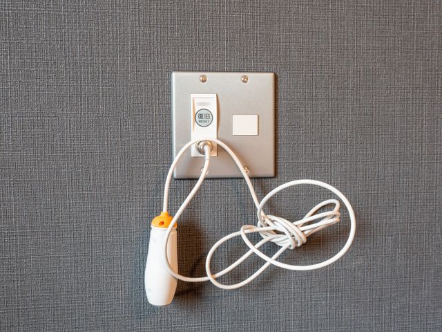 ナースコール設備壁面 居室 壁に取り付けられたナースコールは、手の届きやすい位置にあり、安心してご利用いただけます。