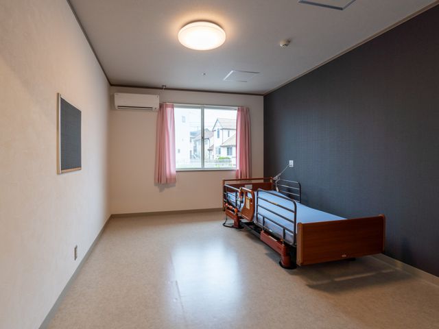 ゆったりとした居室 居室 広々とした明るい個室です。窓からの自然光が心地よく、快適なプライベート空間が保たれています。