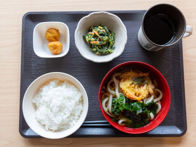 栄養バランスの取れた食事 食堂 彩り豊かな手作りの食事を提供しており、健康を考えたメニューで、毎日の食事が楽しみになります。