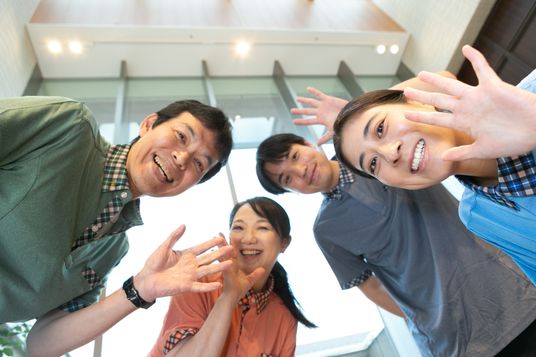 笑顔のスタッフ集合  