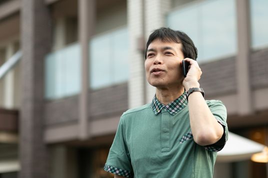 屋外で通話する男性  