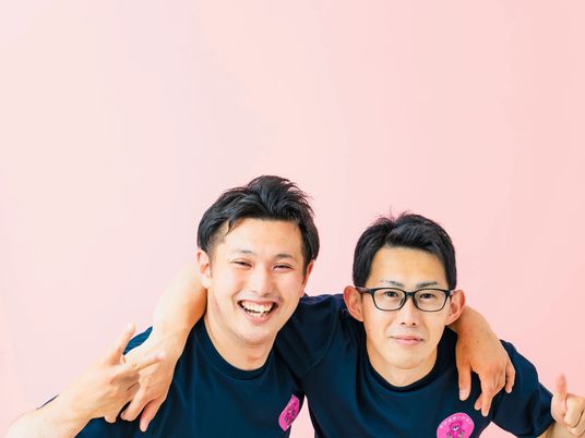 笑顔の男性スタッフ2人  