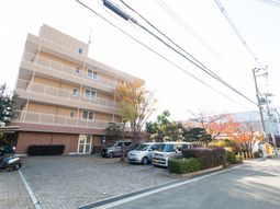 広々した敷地の施設外観