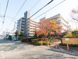 秋の風景が映える建物外観