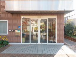 広い出入口のエントランス