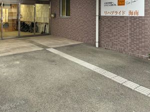 施設入口のスロープと自動扉の外観  