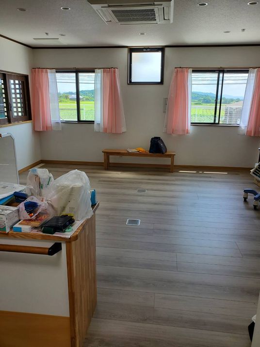 床の明るい居室の一角
