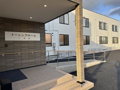 新築そうな建物のエントランス