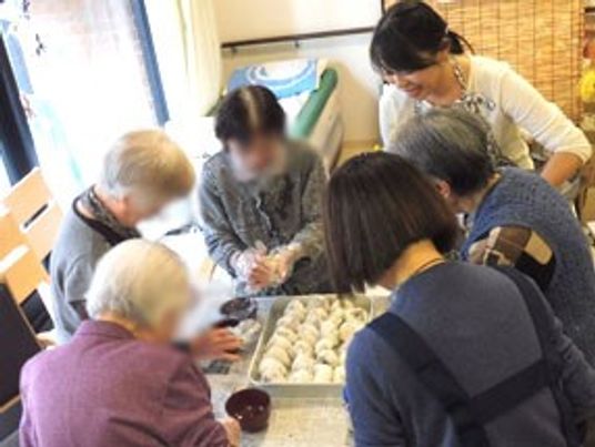 手作業を楽しむ人々が集まる部屋