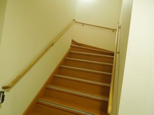 手すり付き木製階段