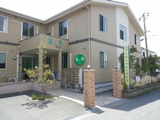 明るい施設の外観