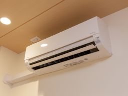 壁掛け型エアコンが稼動中