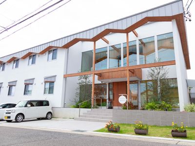 モダンな施設の外観