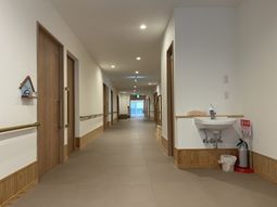 清潔な施設の廊下