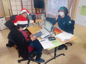 談笑する職員の休憩室  