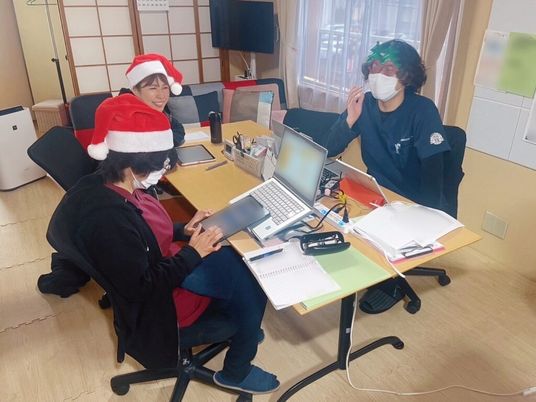 談笑する職員の休憩室  