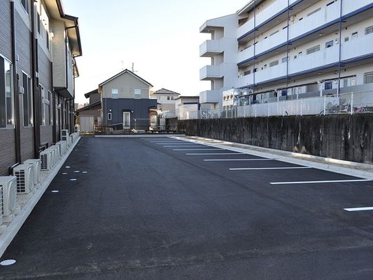 駐車場のある外観  