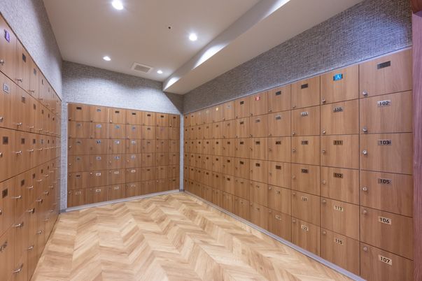 清潔なスタッフ用ロッカールーム